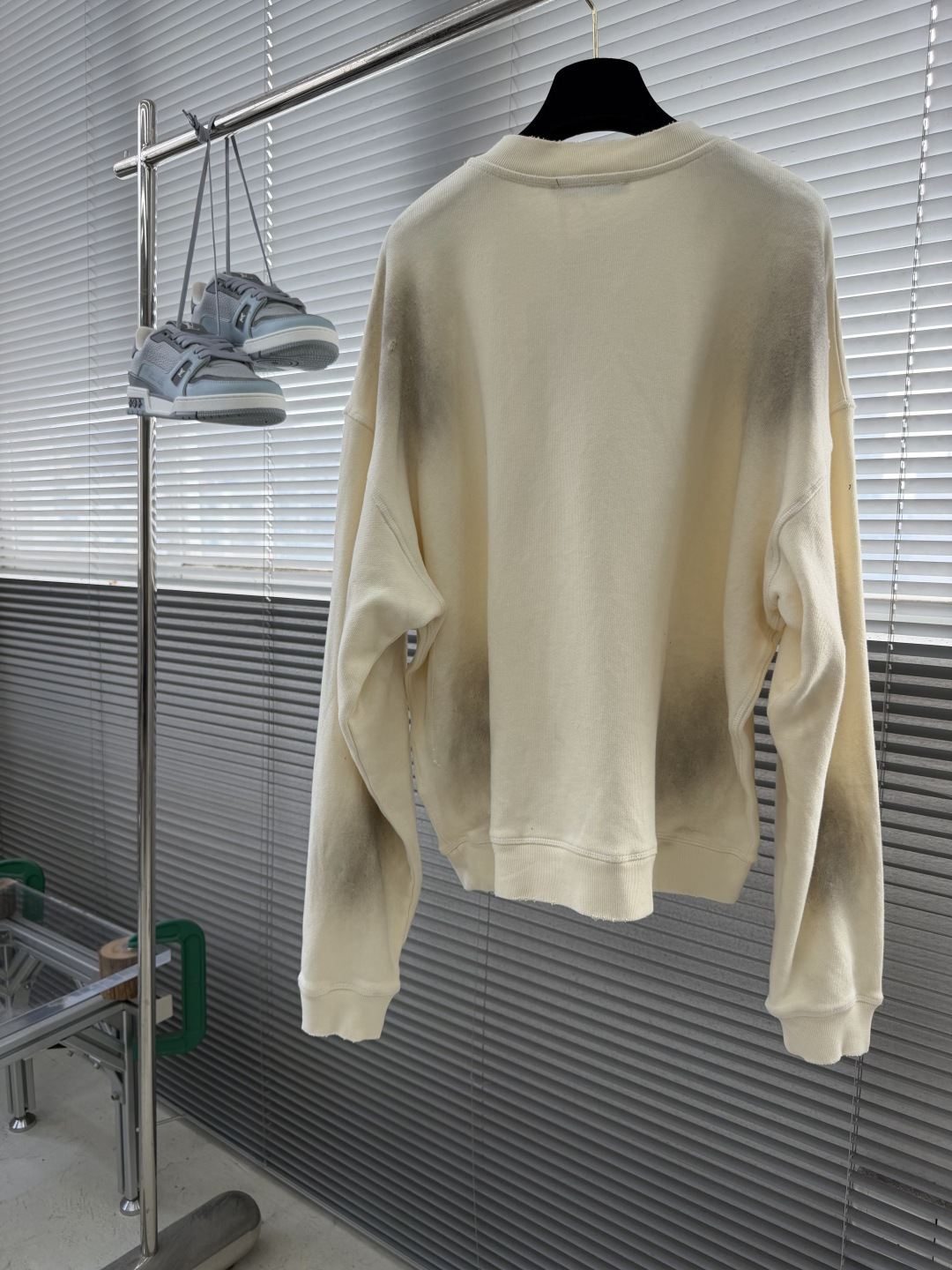 -Acne Studios 徽标印花做旧卫衣 定制摇粒底大卫衣 厚实绵柔 触感绒暖 奶霜米白凝萃成衣 布面漾开温润 -Acne Studios 徽标印花做旧卫衣 定制摇粒底大卫衣 厚实绵柔 触感绒暖 奶霜米白凝萃成衣 布面漾开温润