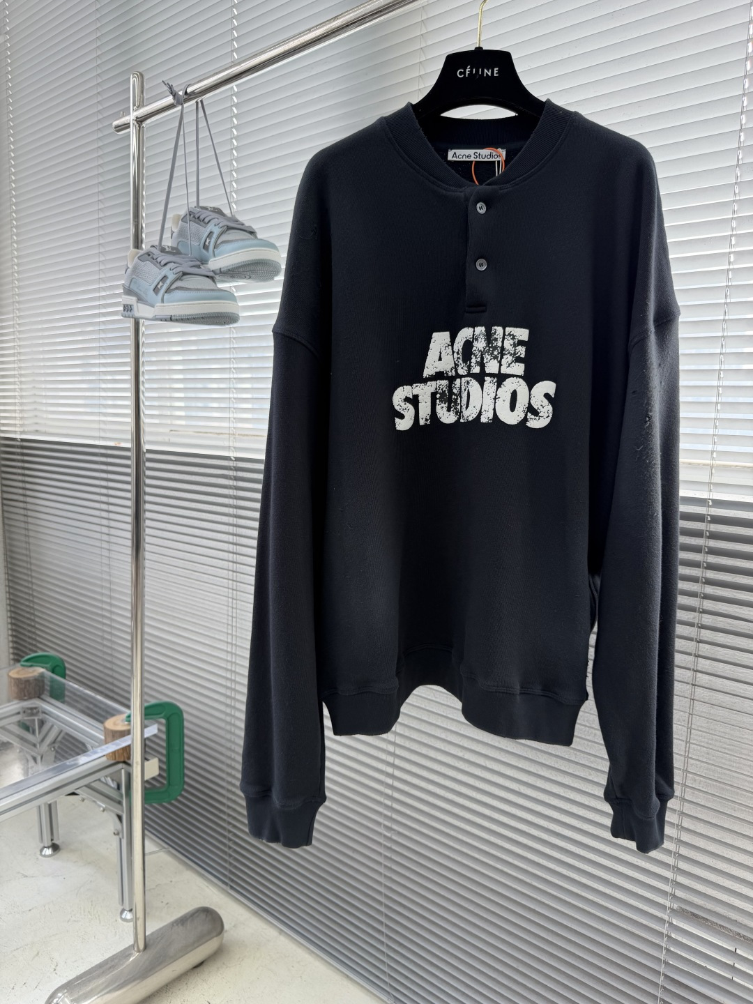 -Acne Studios    徽标印花做旧卫衣 定制摇粒底大卫衣 厚实绵柔 触感绒暖 奶霜米白凝萃成衣 布面漾开温润