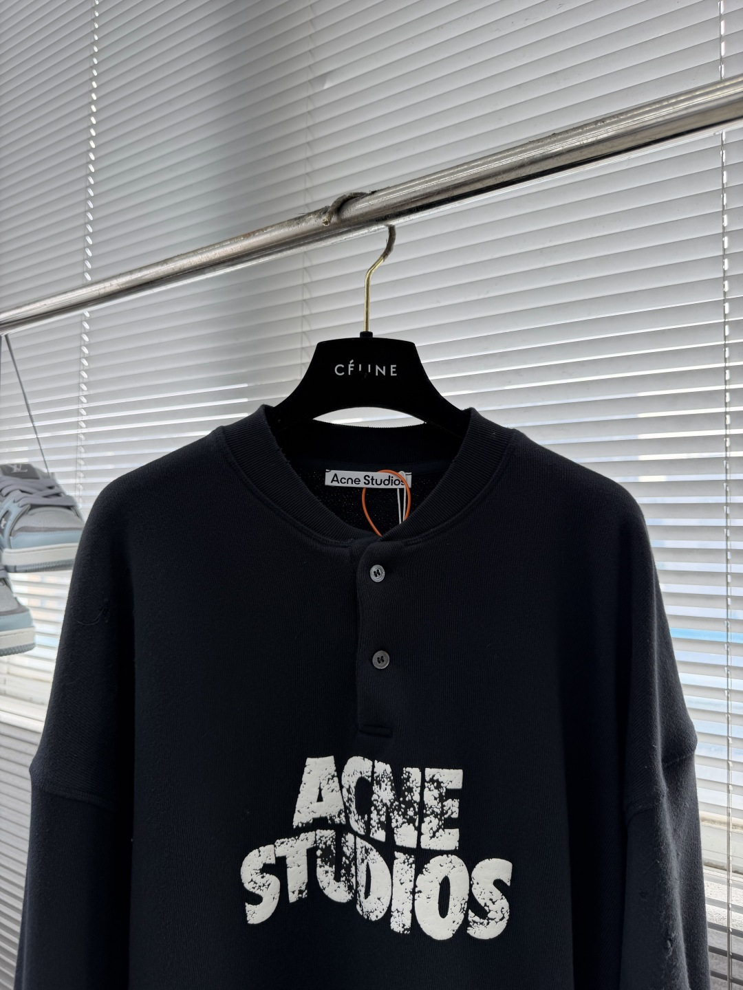 -Acne Studios    徽标印花做旧卫衣 定制摇粒底大卫衣 厚实绵柔 触感绒暖 奶霜米白凝萃成衣 布面漾开温润