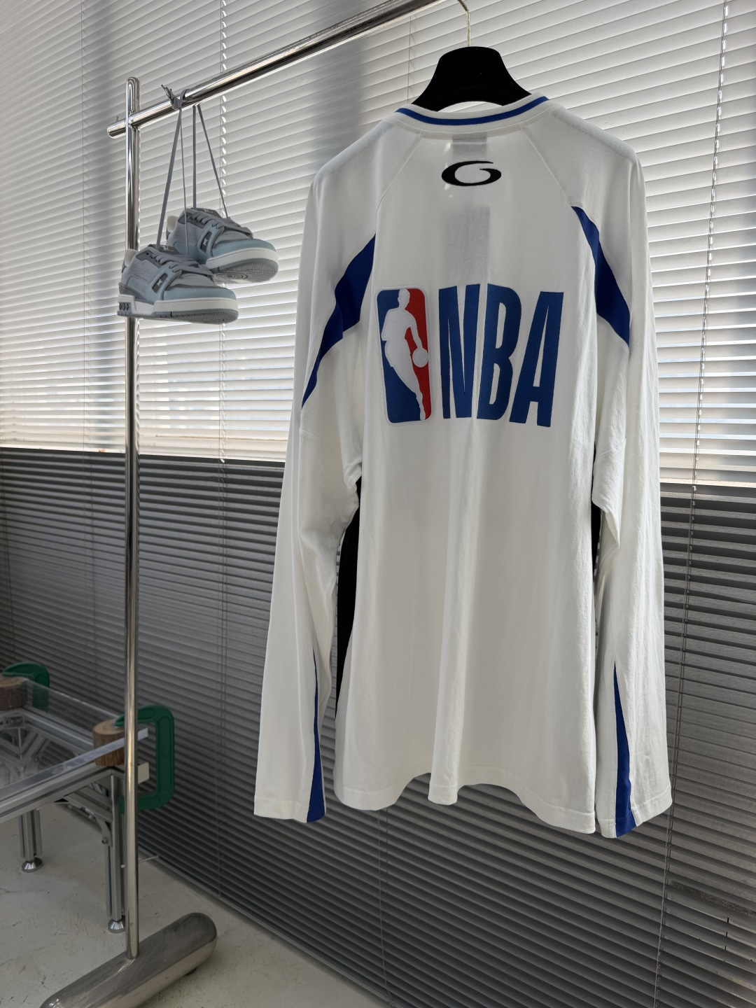 -Balenciag × NBA SS26 联名款 廓形平纹针织长袖撞色艺术作品刺绣 T恤 宽松版型 男女同款 码数: -Balenciag × NBA SS26 联名款 廓形平纹针织长袖撞色艺术作品刺绣 T恤 宽松版型 男女同款 码数: