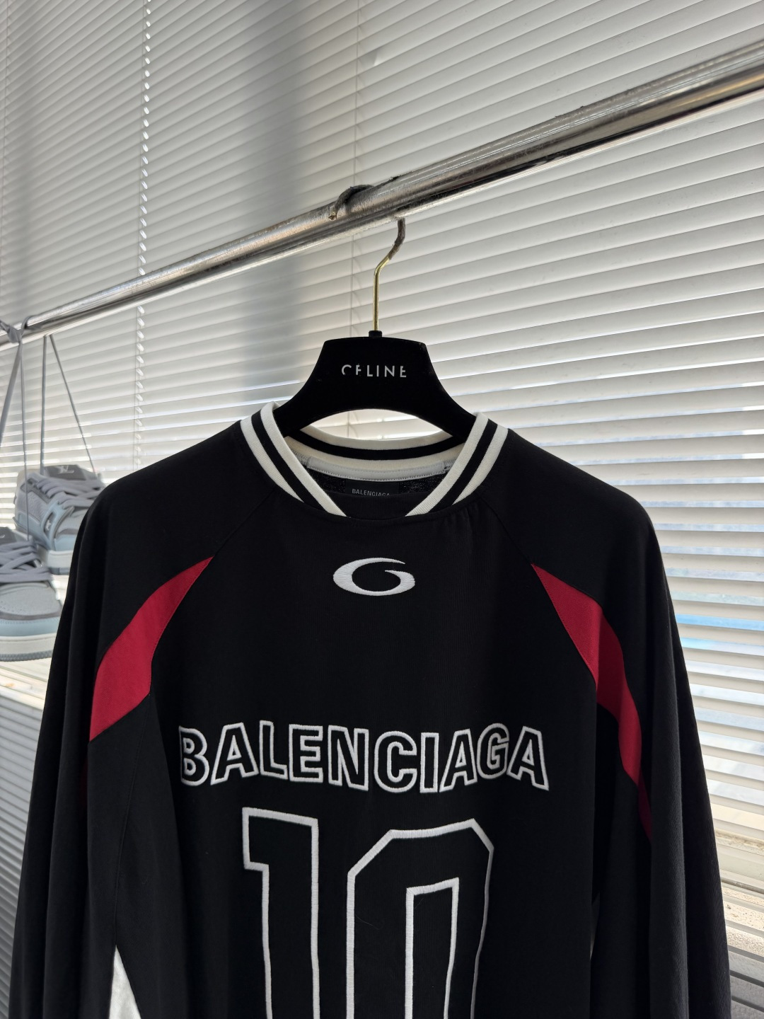 -Balenciag × NBA SS26 联名款 廓形平纹针织长袖撞色艺术作品刺绣 T恤 宽松版型 男女同款 码数: -Balenciag × NBA SS26 联名款 廓形平纹针织长袖撞色艺术作品刺绣 T恤 宽松版型 男女同款 码数: