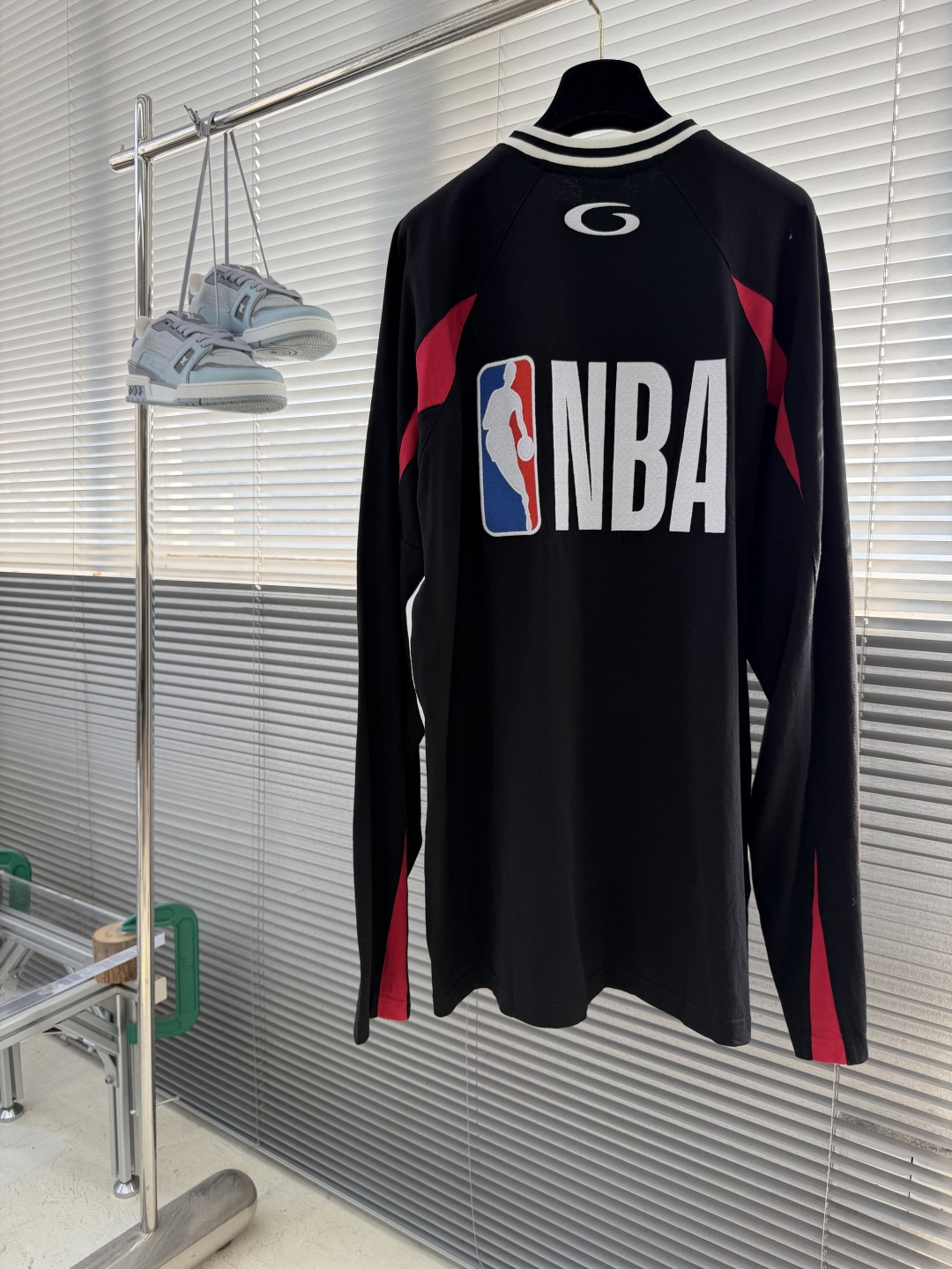 -Balenciag × NBA SS26 联名款 廓形平纹针织长袖撞色艺术作品刺绣 T恤 宽松版型 男女同款 码数: -Balenciag × NBA SS26 联名款 廓形平纹针织长袖撞色艺术作品刺绣 T恤 宽松版型 男女同款 码数: