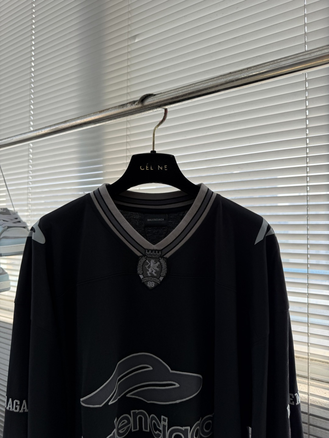 -Balenciag FW26 FOOTBALL系列 3BV领T恤长袖速干 宽松版型 足球衣 男款 码数:XXS -Balenciag FW26 FOOTBALL系列 3BV领T恤长袖速干 宽松版型 足球衣 男款 码数:XXS