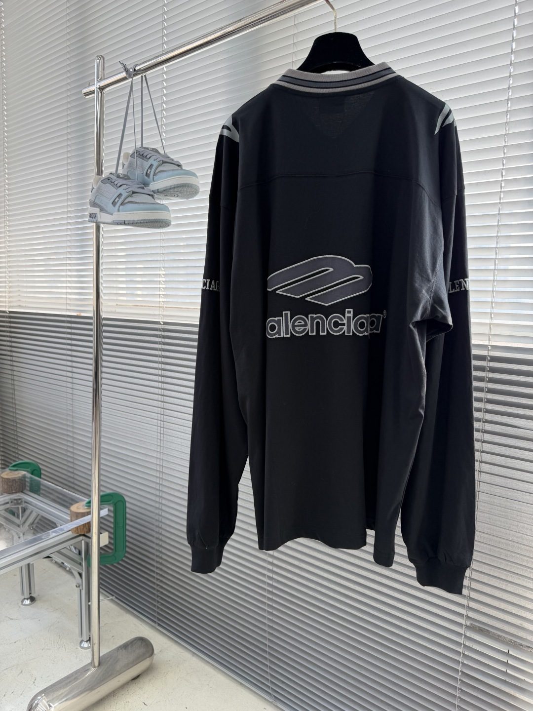 -Balenciag FW26 FOOTBALL系列 3BV领T恤长袖速干 宽松版型 足球衣 男款 码数:XXS -Balenciag FW26 FOOTBALL系列 3BV领T恤长袖速干 宽松版型 足球衣 男款 码数:XXS