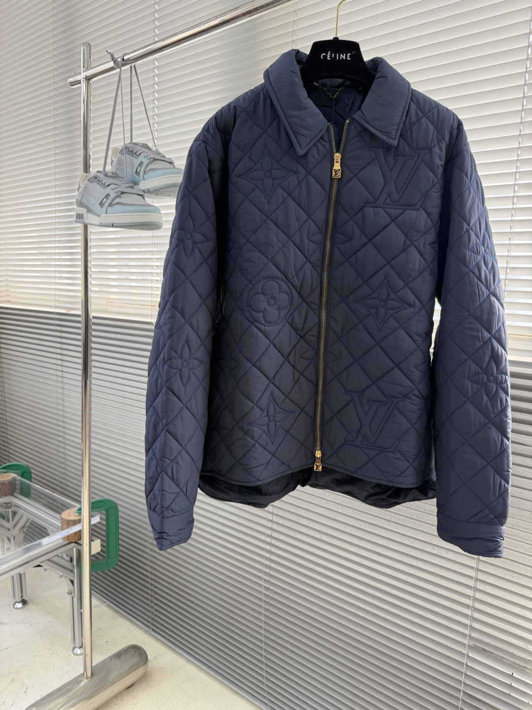 -驴牌      25fw新款MONOGRAM 绗缝夹克式衬衫本款绗缝夹克式衬衫取材科技面料，以 Macro Monog