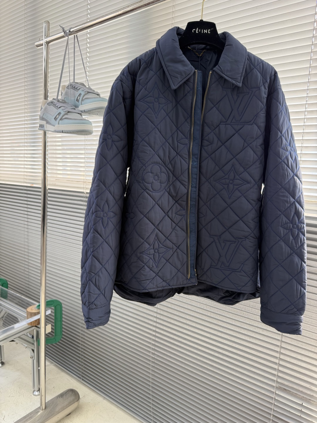 -驴牌 25fw新款MONOGRAM 绗缝夹克式衬衫本款绗缝夹克式衬衫取材科技面料,以 Macro Monog -驴牌 25fw新款MONOGRAM 绗缝夹克式衬衫本款绗缝夹克式衬衫取材科技面料,以 Macro Monog