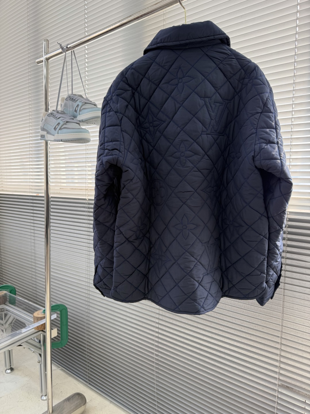 -驴牌 25fw新款MONOGRAM 绗缝夹克式衬衫本款绗缝夹克式衬衫取材科技面料,以 Macro Monog -驴牌 25fw新款MONOGRAM 绗缝夹克式衬衫本款绗缝夹克式衬衫取材科技面料,以 Macro Monog
