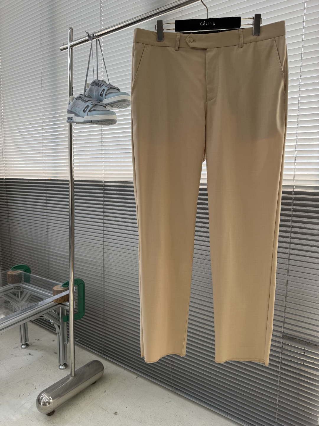 -Brioni    100%美利奴羊毛 百搭通勤休闲西裤 经典的男士商务休闲西裤，甄选品牌专属的精细美利奴羊毛织就，裤