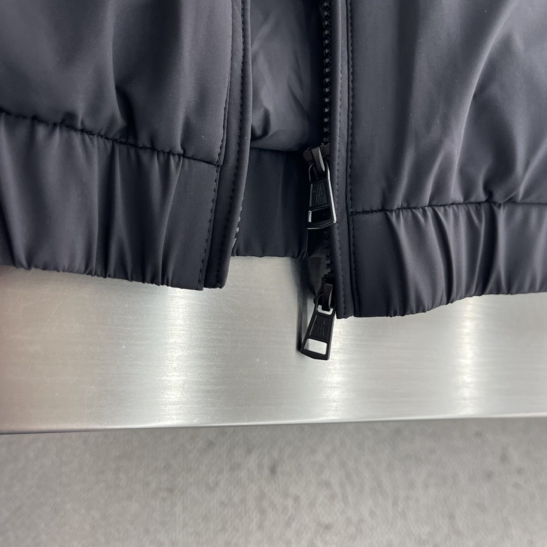 -mon    立领羽绒｜奢华敬献 选用高品质大朵90白鸭羽绒10羽毛，环保处理♻️工艺，轻盈无味，保暖蓬松；空气混合填