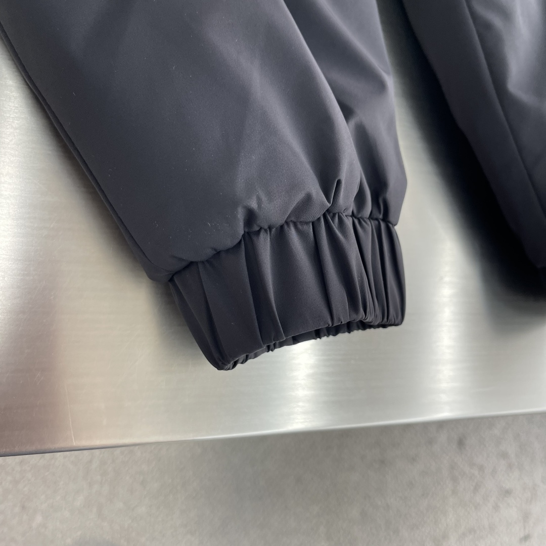 -mon    立领羽绒｜奢华敬献 选用高品质大朵90白鸭羽绒10羽毛，环保处理♻️工艺，轻盈无味，保暖蓬松；空气混合填