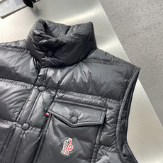 -Moncle* Grenoble黑色亮面尼龙羽绒马甲 正面一个红色刺绣,剩下的全是黑色。 亮面尼龙,光打上去有一 -Moncle* Grenoble黑色亮面尼龙羽绒马甲 正面一个红色刺绣,剩下的全是黑色。 亮面尼龙,光打上去有一