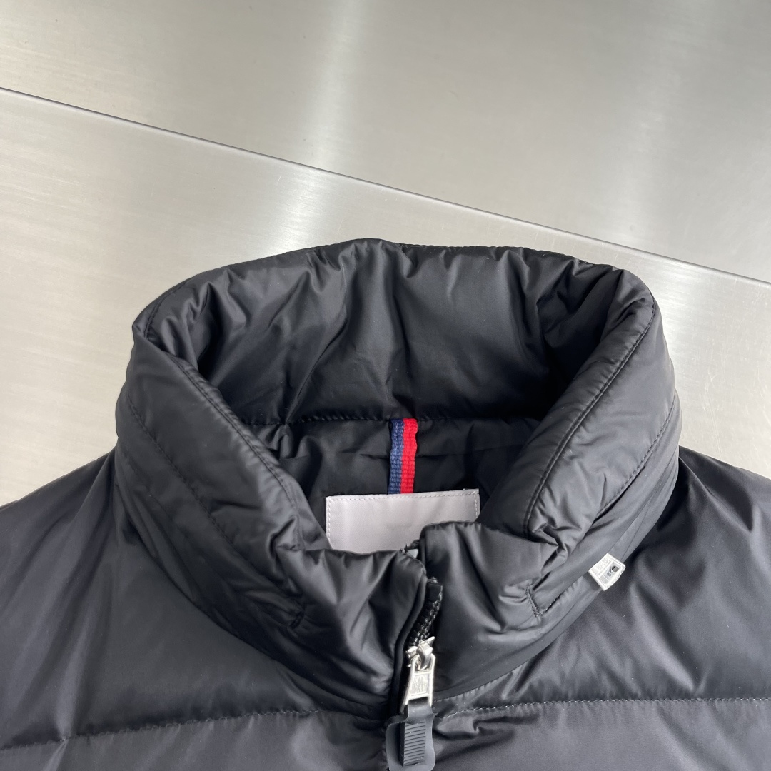 -Moncle* 前后针织拼接连帽羽绒服,简约而颇具时尚的设计, 袖臂徽章Logo标,前后双料拼接,后身采用双针织 -Moncle* 前后针织拼接连帽羽绒服,简约而颇具时尚的设计, 袖臂徽章Logo标,前后双料拼接,后身采用双针织