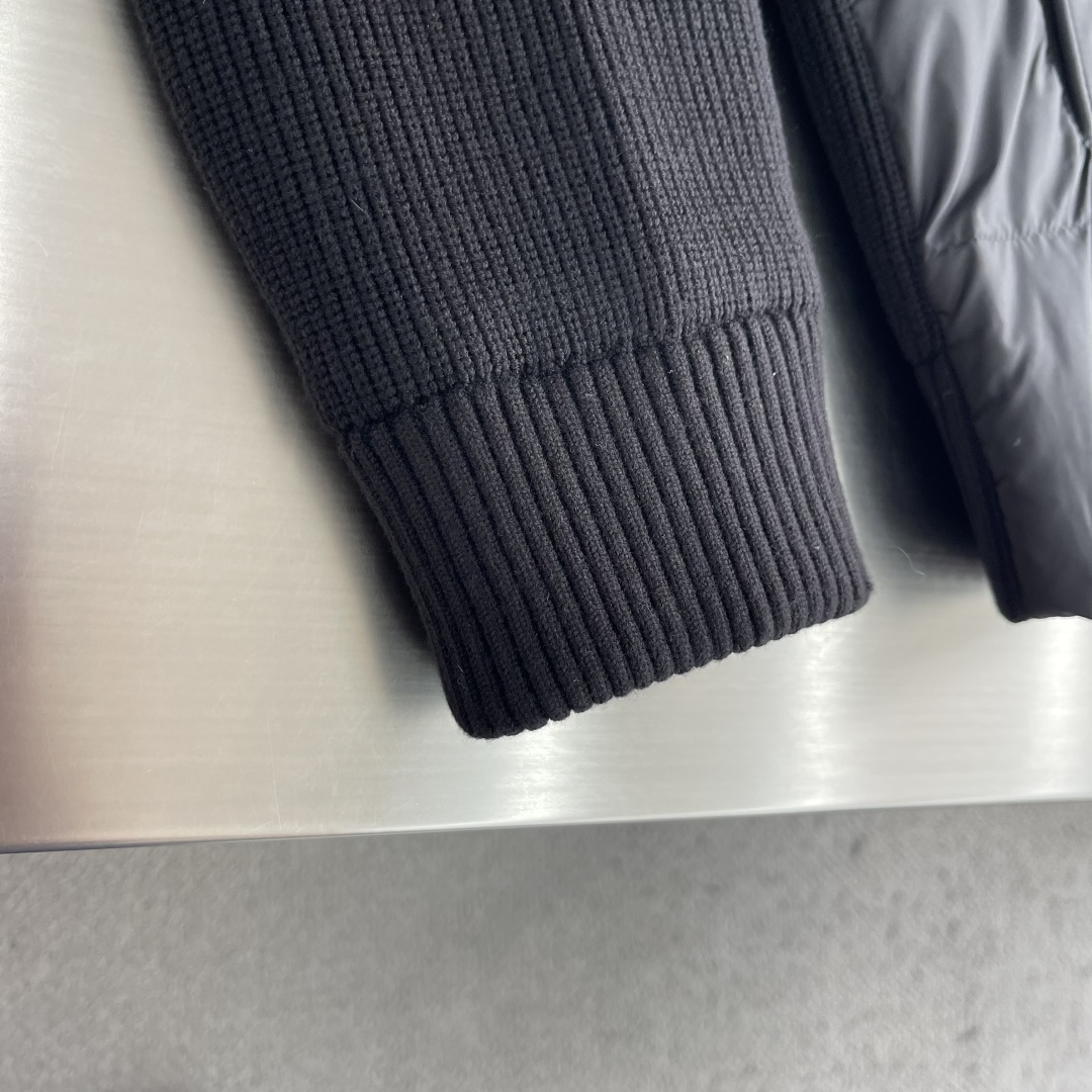 -Moncle* 前后针织拼接连帽羽绒服,简约而颇具时尚的设计, 袖臂徽章Logo标,前后双料拼接,后身采用双针织 -Moncle* 前后针织拼接连帽羽绒服,简约而颇具时尚的设计, 袖臂徽章Logo标,前后双料拼接,后身采用双针织