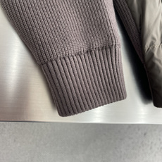 -Moncle* 前后针织拼接连帽羽绒服,简约而颇具时尚的设计, 袖臂徽章Logo标,前后双料拼接,后身采用双针织 -Moncle* 前后针织拼接连帽羽绒服,简约而颇具时尚的设计, 袖臂徽章Logo标,前后双料拼接,后身采用双针织