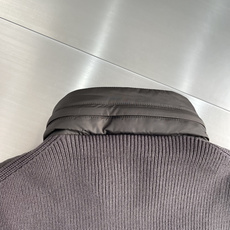 -Moncle* 前后针织拼接连帽羽绒服,简约而颇具时尚的设计, 袖臂徽章Logo标,前后双料拼接,后身采用双针织 -Moncle* 前后针织拼接连帽羽绒服,简约而颇具时尚的设计, 袖臂徽章Logo标,前后双料拼接,后身采用双针织