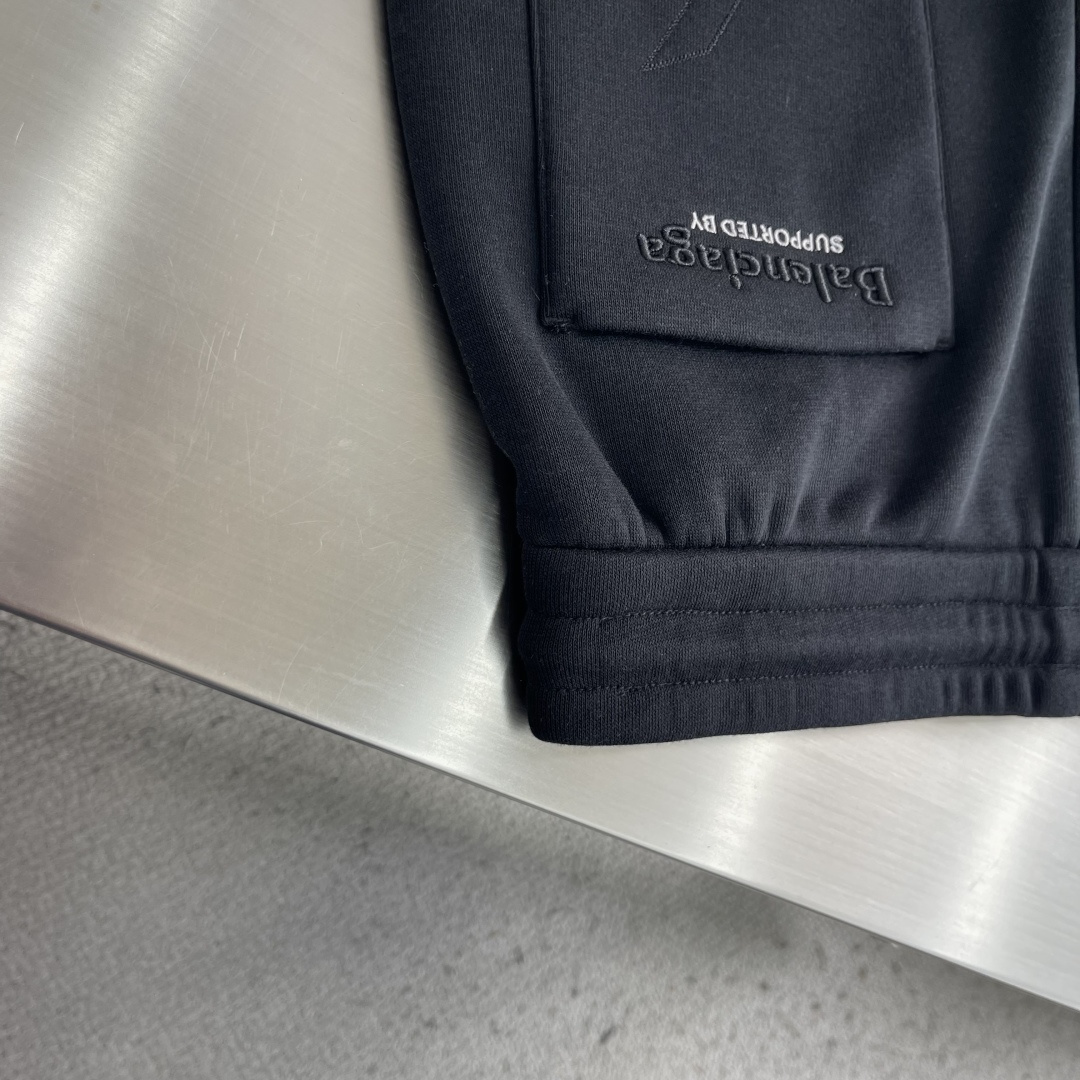 -Balenciag     双色绣花细节抓绒卫裤 左腿前侧偏上位置，一个环形的b字logo+balenciag*小写全