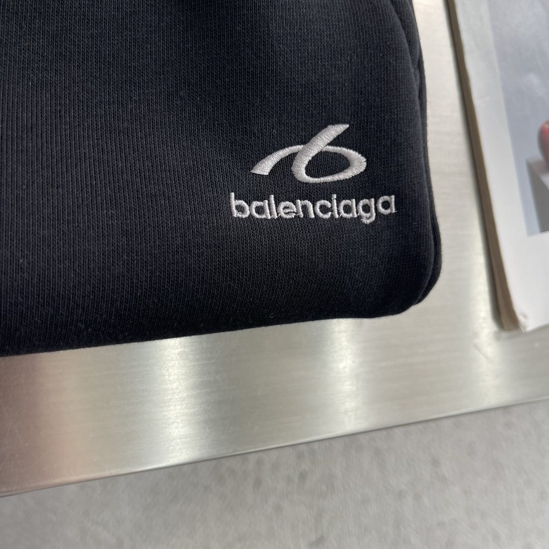 -Balenciag     双色绣花细节抓绒卫裤 左腿前侧偏上位置，一个环形的b字logo+balenciag*小写全