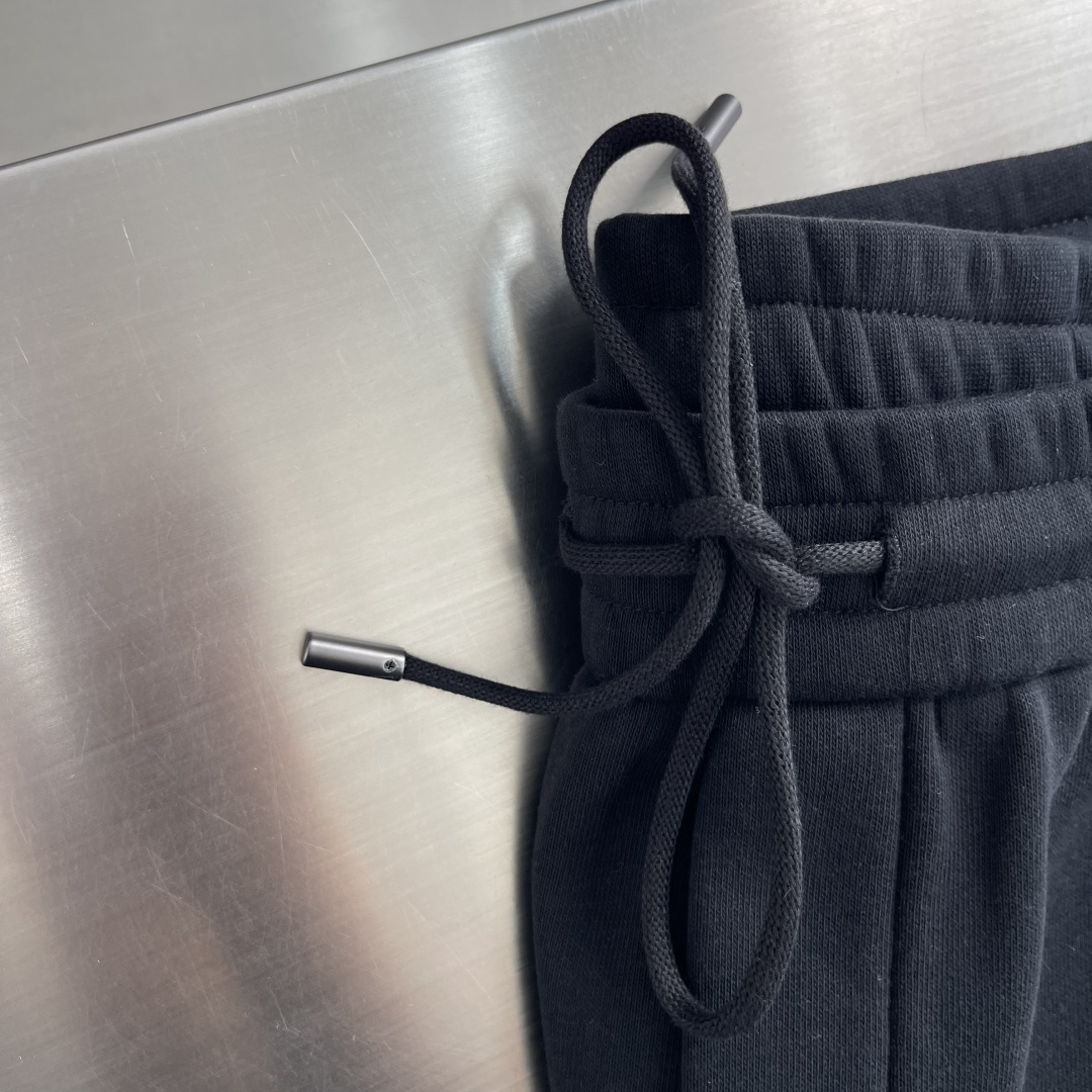 -Balenciag     双色绣花细节抓绒卫裤 左腿前侧偏上位置，一个环形的b字logo+balenciag*小写全