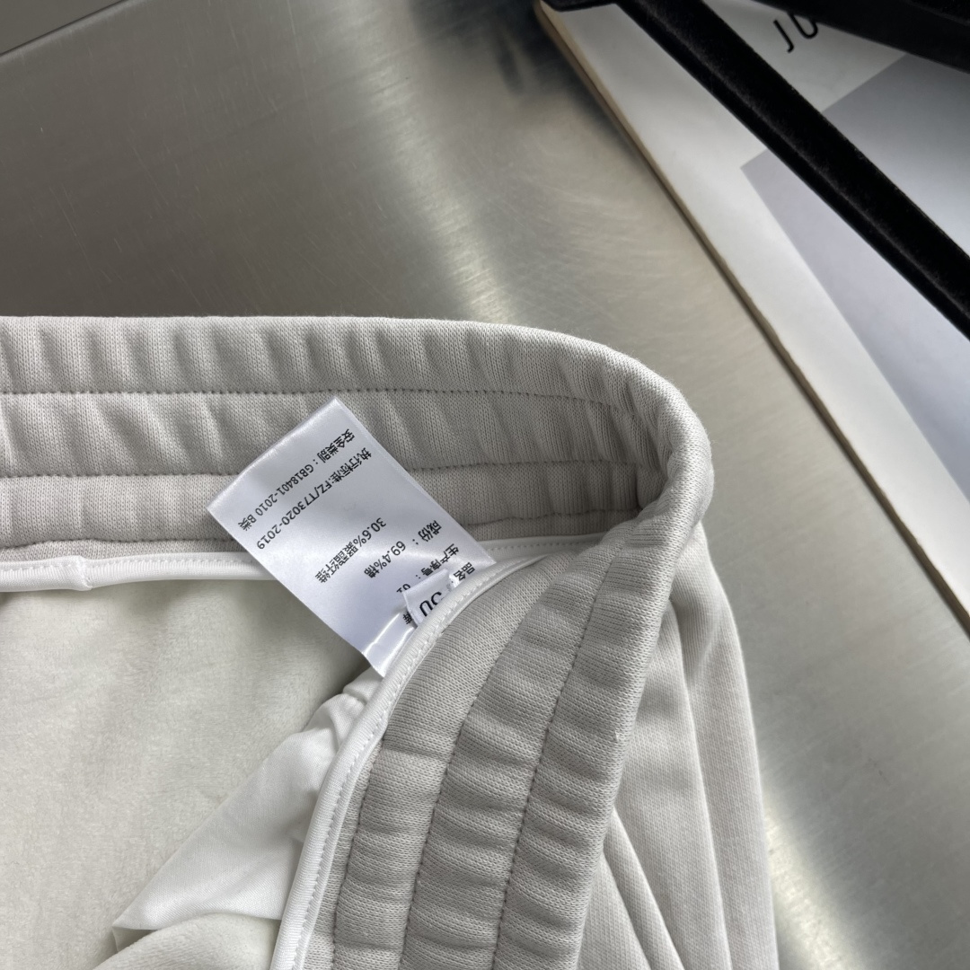 -Balenciag     双色绣花细节抓绒卫裤 左腿前侧偏上位置，一个环形的b字logo+balenciag*小写全
