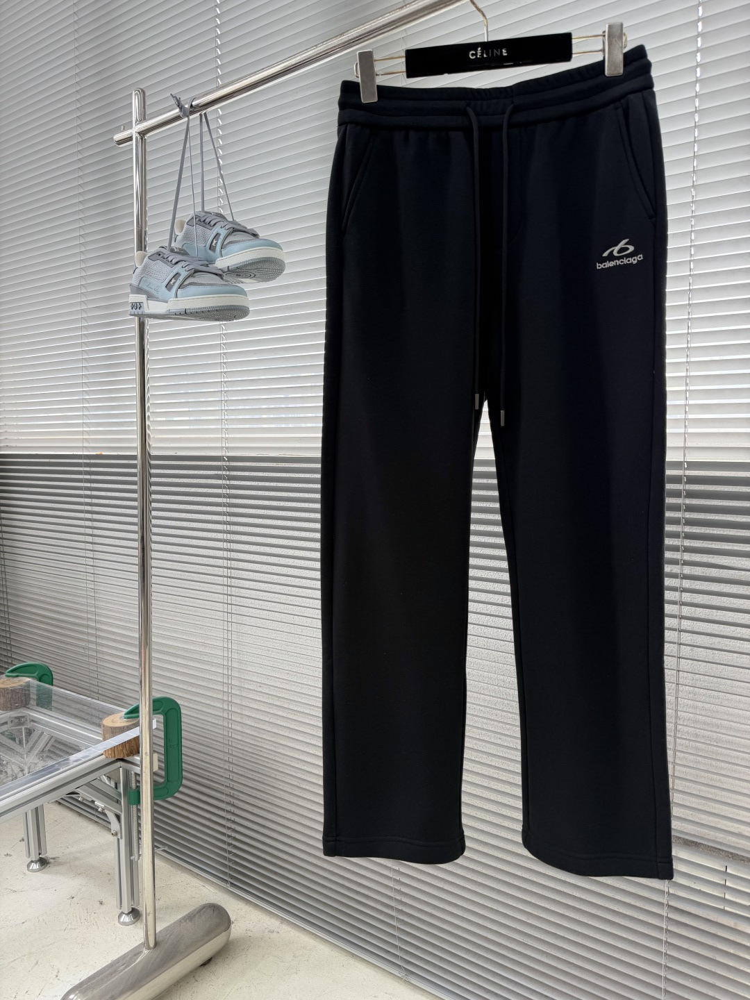 -Balenciag     双色绣花细节抓绒卫裤 左腿前侧偏上位置，一个环形的b字logo+balenciag*小写全