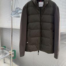 -Moncle* 前后针织拼接连帽羽绒服,简约而颇具时尚的设计, 袖臂徽章Logo标,前后双料拼接,后身采用双针织 -Moncle* 前后针织拼接连帽羽绒服,简约而颇具时尚的设计, 袖臂徽章Logo标,前后双料拼接,后身采用双针织