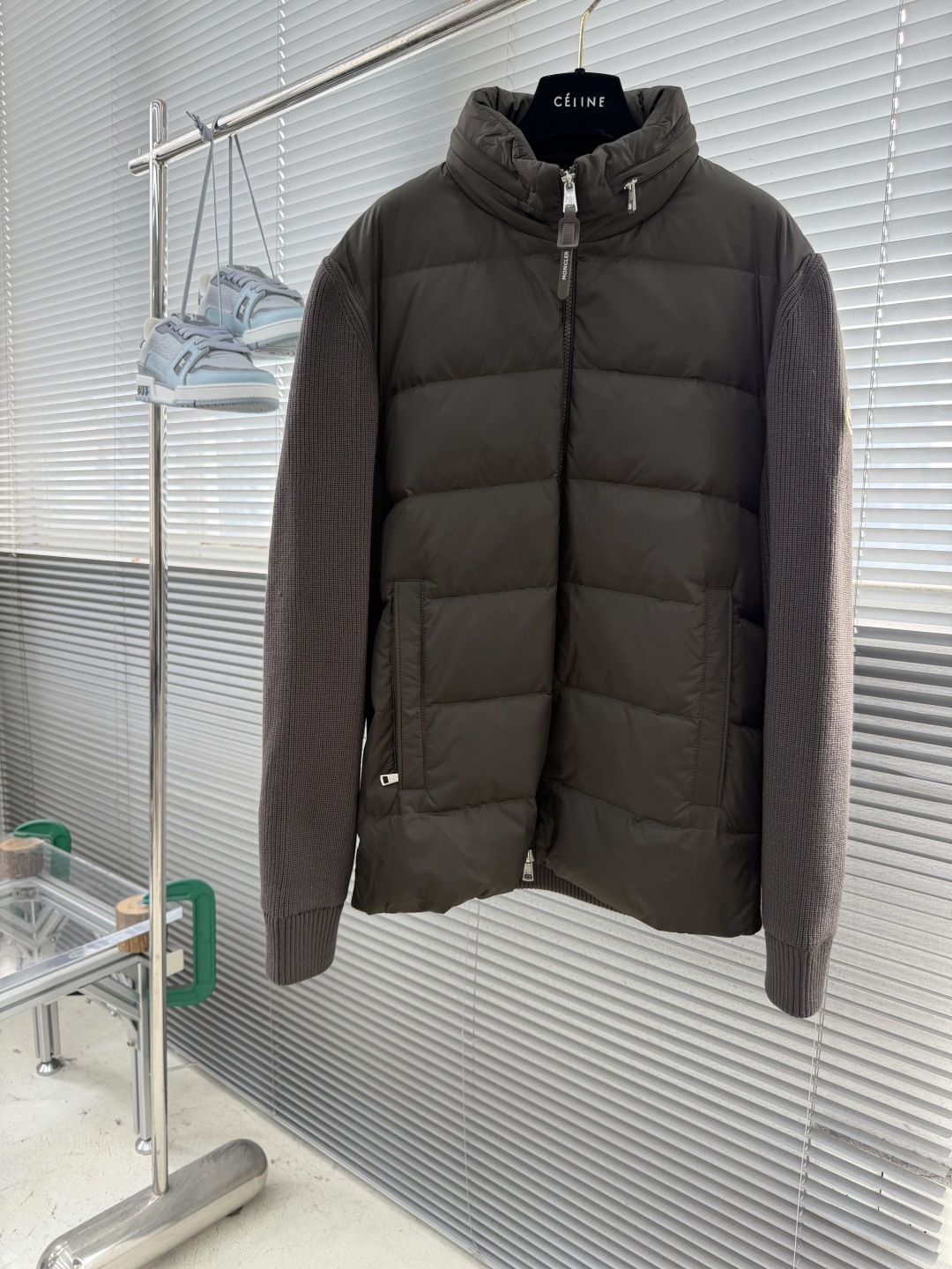 -Moncle*    前后针织拼接连帽羽绒服，简约而颇具时尚的设计， 袖臂徽章Logo标，前后双料拼接，后身采用双针织