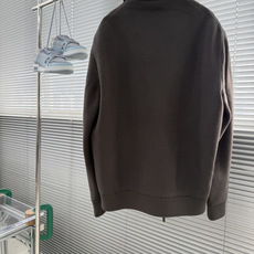 -Moncle* 前后针织拼接连帽羽绒服,简约而颇具时尚的设计, 袖臂徽章Logo标,前后双料拼接,后身采用双针织 -Moncle* 前后针织拼接连帽羽绒服,简约而颇具时尚的设计, 袖臂徽章Logo标,前后双料拼接,后身采用双针织
