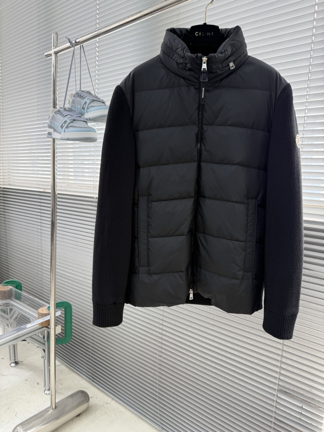 -Moncle*    前后针织拼接连帽羽绒服，简约而颇具时尚的设计， 袖臂徽章Logo标，前后双料拼接，后身采用双针织