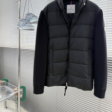 -Moncle* 前后针织拼接连帽羽绒服,简约而颇具时尚的设计, 袖臂徽章Logo标,前后双料拼接,后身采用双针织 -Moncle* 前后针织拼接连帽羽绒服,简约而颇具时尚的设计, 袖臂徽章Logo标,前后双料拼接,后身采用双针织