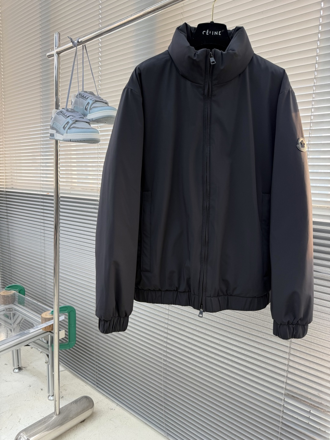 -mon    立领羽绒｜奢华敬献 选用高品质大朵90白鸭羽绒10羽毛，环保处理♻️工艺，轻盈无味，保暖蓬松；空气混合填