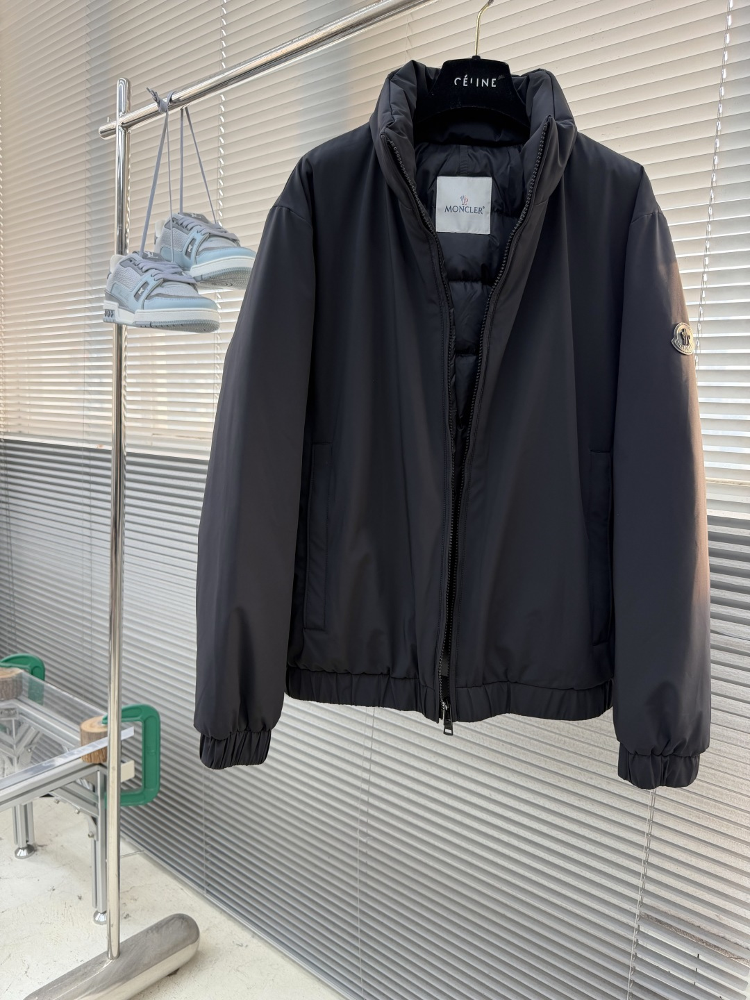 -mon    立领羽绒｜奢华敬献 选用高品质大朵90白鸭羽绒10羽毛，环保处理♻️工艺，轻盈无味，保暖蓬松；空气混合填