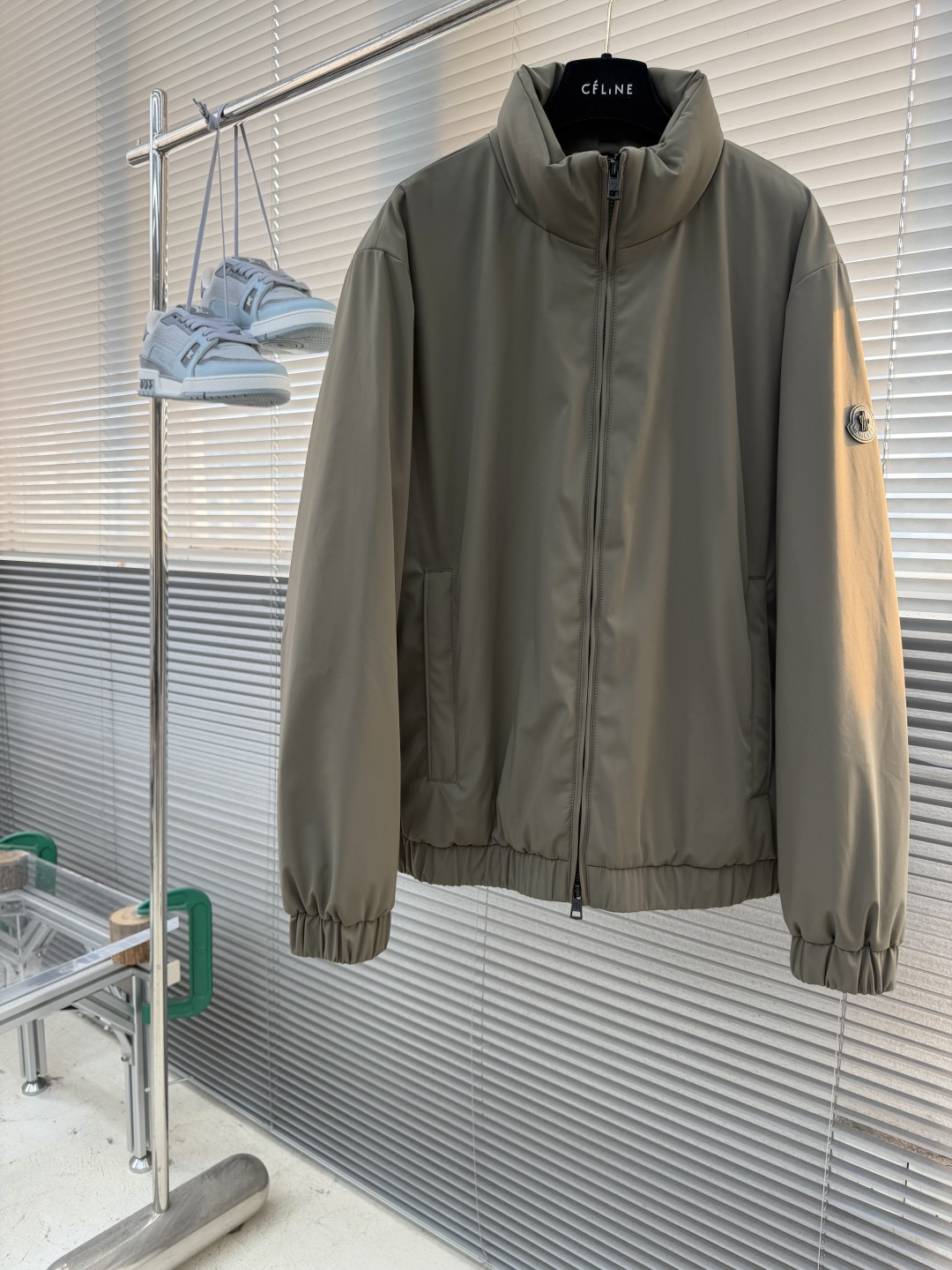 -mon    立领羽绒｜奢华敬献 选用高品质大朵90白鸭羽绒10羽毛，环保处理♻️工艺，轻盈无味，保暖蓬松；空气混合填