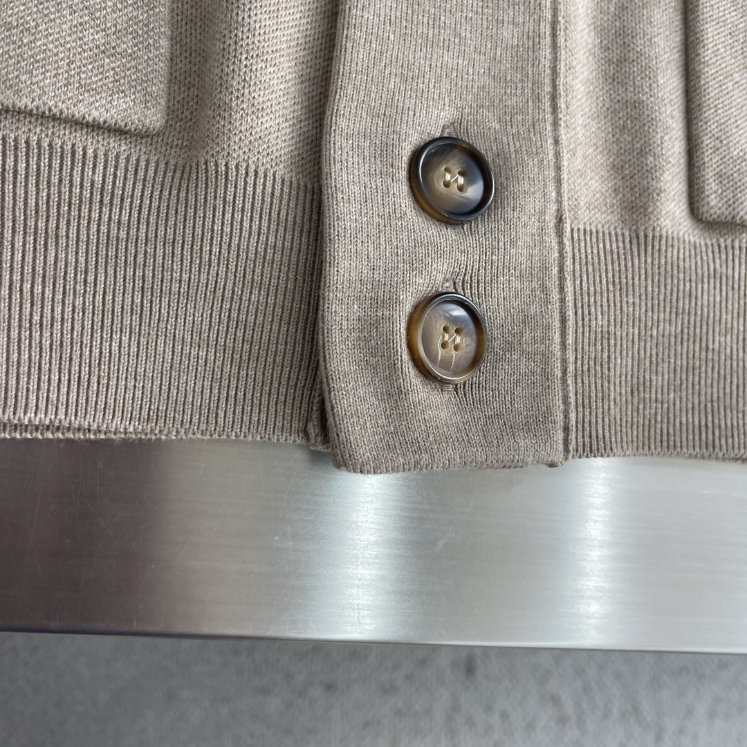 -Loro Piana     针织纽扣开衫 这款非常有特色彩纱并纱混纺 保暖厚款  尺码:M-XXXL