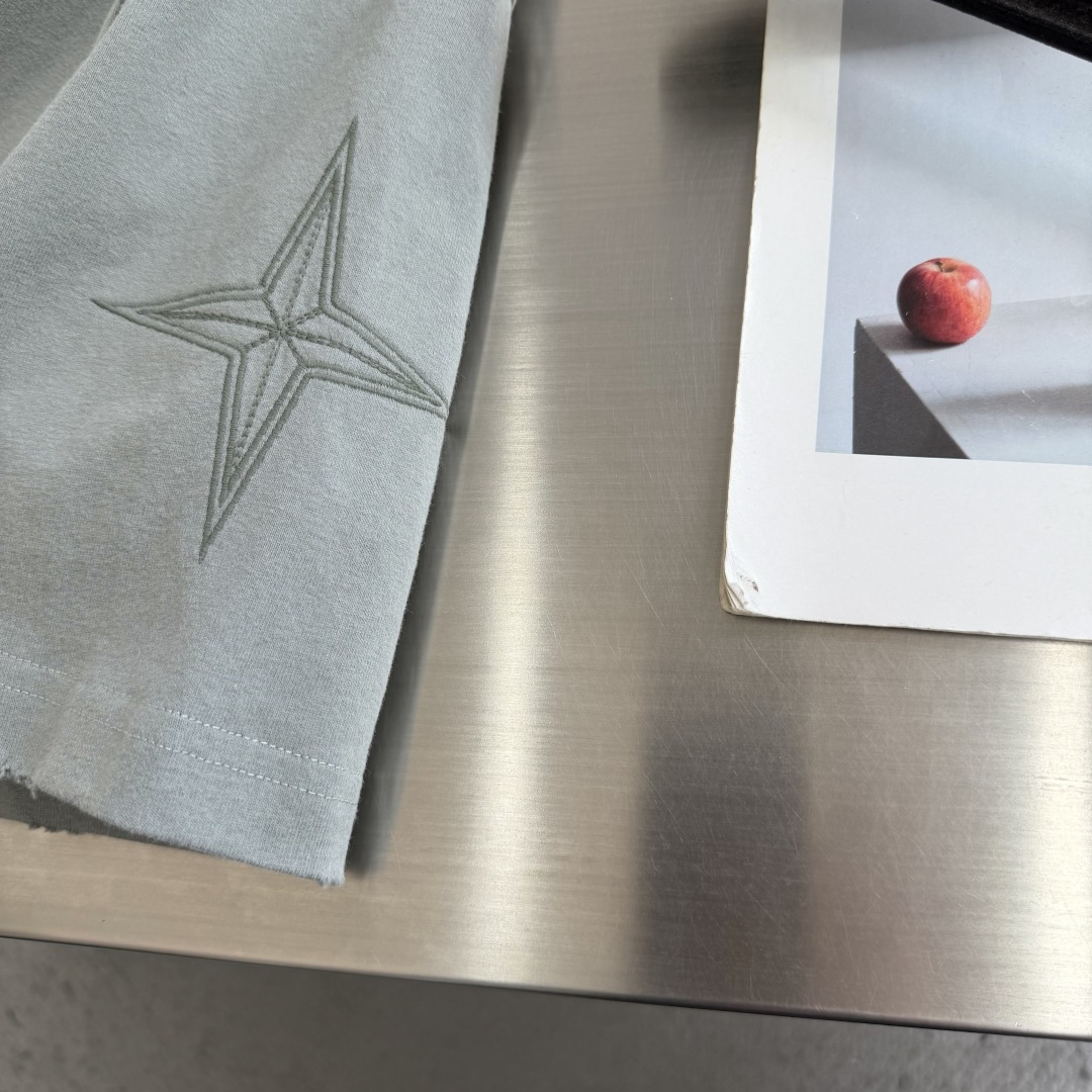 -Stone Island     2026秋冬新款圆领短袖T恤衫  100%长绒棉 亲肤舒适，款式简约，袖口✨星星图案
