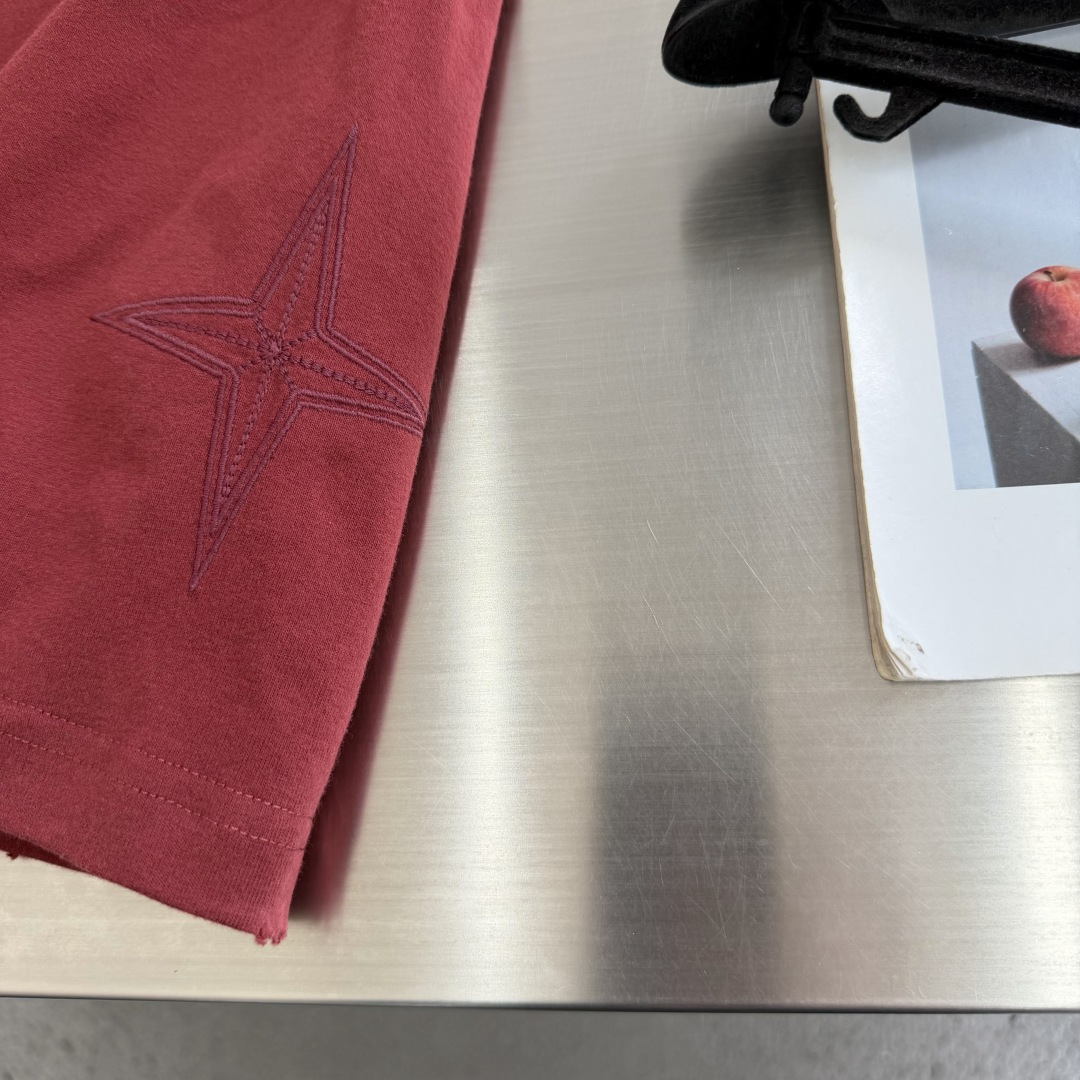-Stone Island     2026秋冬新款圆领短袖T恤衫  100%长绒棉 亲肤舒适，款式简约，袖口✨星星图案