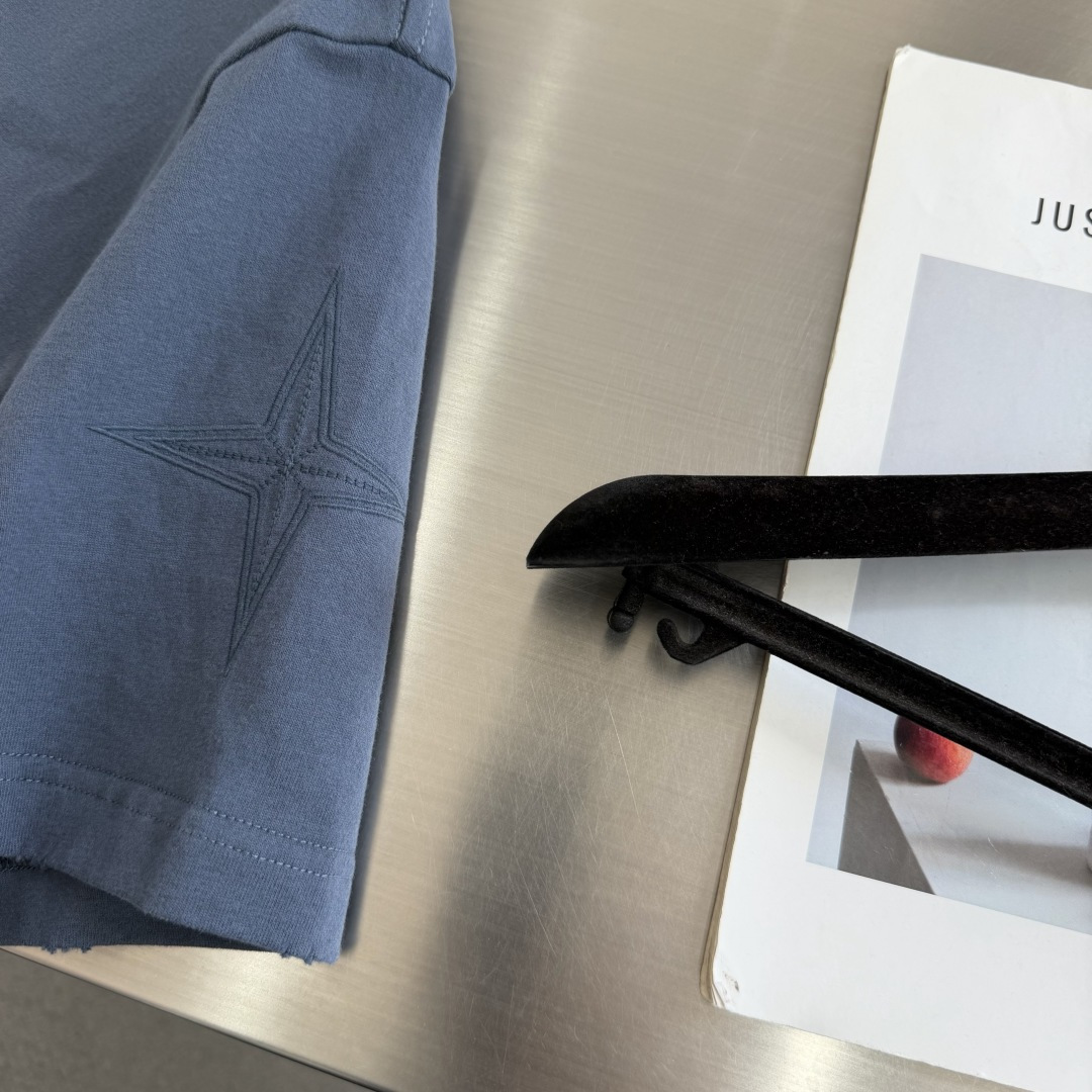 -Stone Island     2026秋冬新款圆领短袖T恤衫  100%长绒棉 亲肤舒适，款式简约，袖口✨星星图案