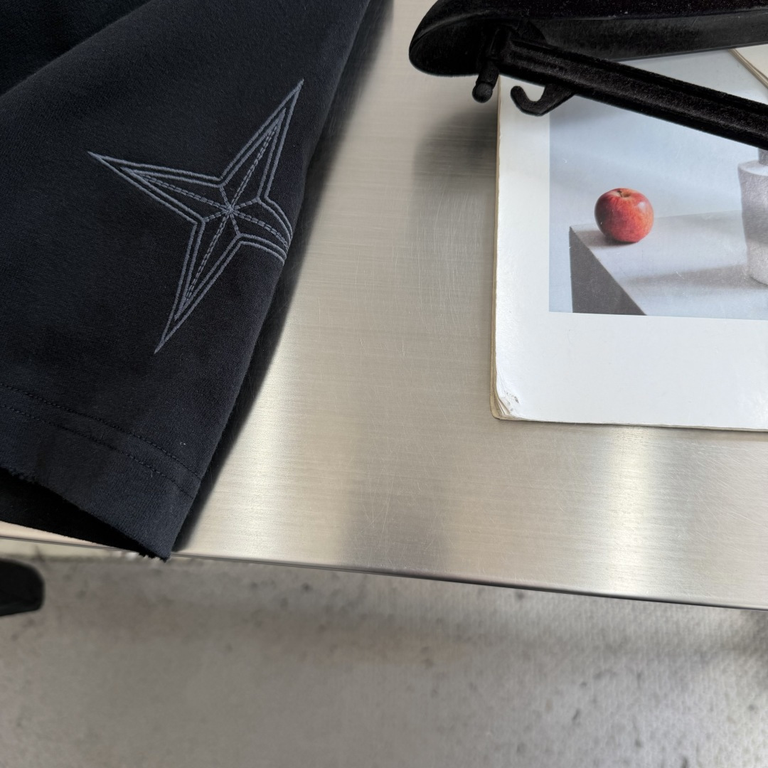 -Stone Island     2026秋冬新款圆领短袖T恤衫  100%长绒棉 亲肤舒适，款式简约，袖口✨星星图案