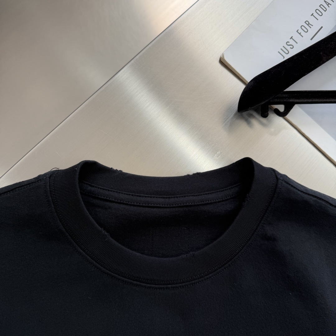 -Stone Island     2026秋冬新款圆领短袖T恤衫  100%长绒棉 亲肤舒适，款式简约，袖口✨星星图案