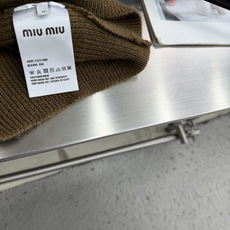 -miu miu 连帽款男女经典羊绒针织衫毛衣,进口针织面料呈现。山羊毛羊绒混纺,轻盈柔软的面料经过成衣染色,营造 -miu miu 连帽款男女经典羊绒针织衫毛衣,进口针织面料呈现。山羊毛羊绒混纺,轻盈柔软的面料经过成衣染色,营造