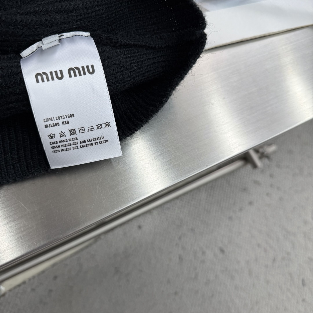 -miu miu    连帽款男女经典羊绒针织衫毛衣，进口针织面料呈现。山羊毛羊绒混纺，轻盈柔软的面料经过成衣染色，营造