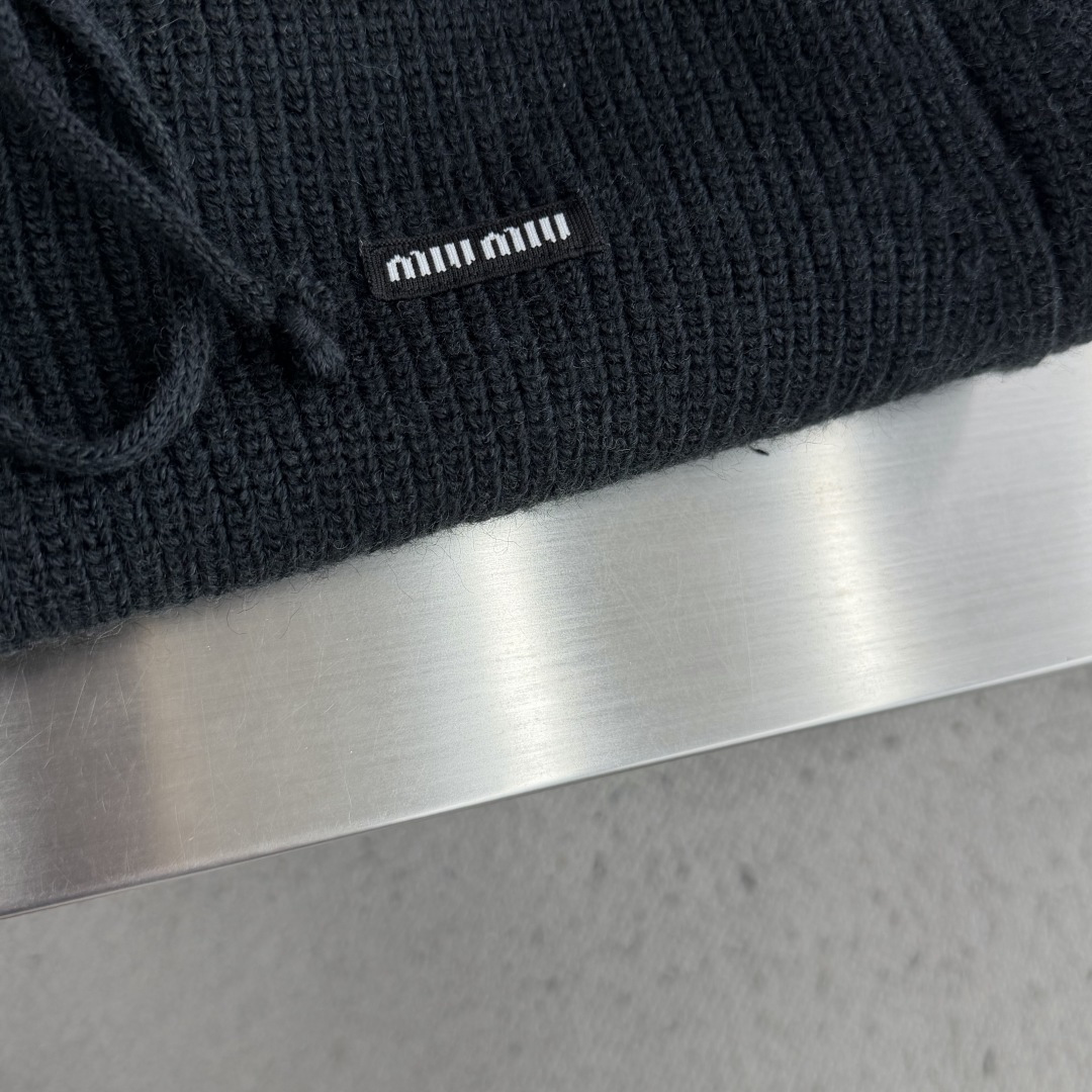-miu miu    连帽款男女经典羊绒针织衫毛衣，进口针织面料呈现。山羊毛羊绒混纺，轻盈柔软的面料经过成衣染色，营造