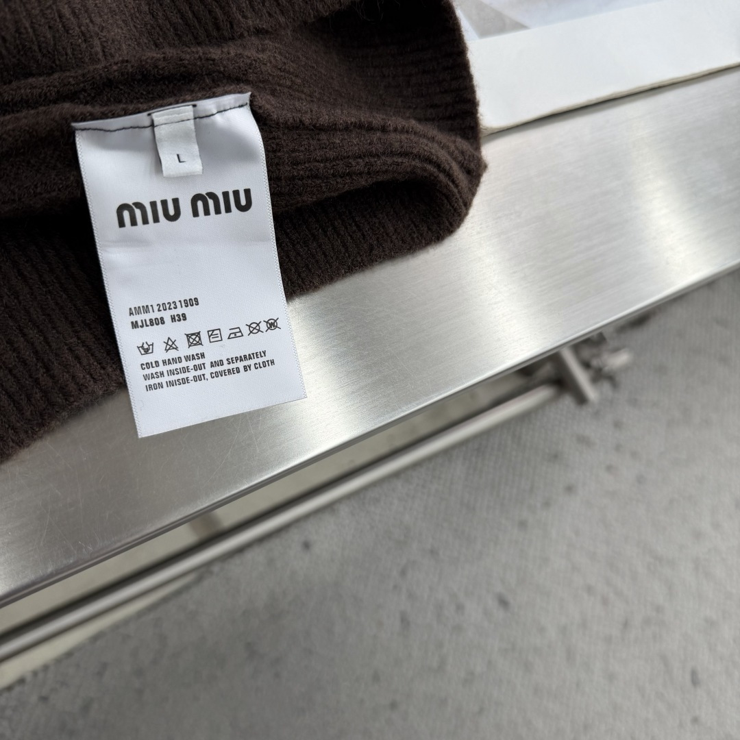 -miu miu    2026新款男女经典羊毛针织衫毛衣，进口针织面料呈现。山羊毛羊绒混纺，轻盈柔软的面料经过成衣染色