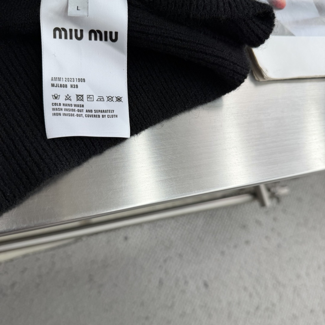 -miu miu    2026新款男女经典羊毛针织衫毛衣，进口针织面料呈现。山羊毛羊绒混纺，轻盈柔软的面料经过成衣染色