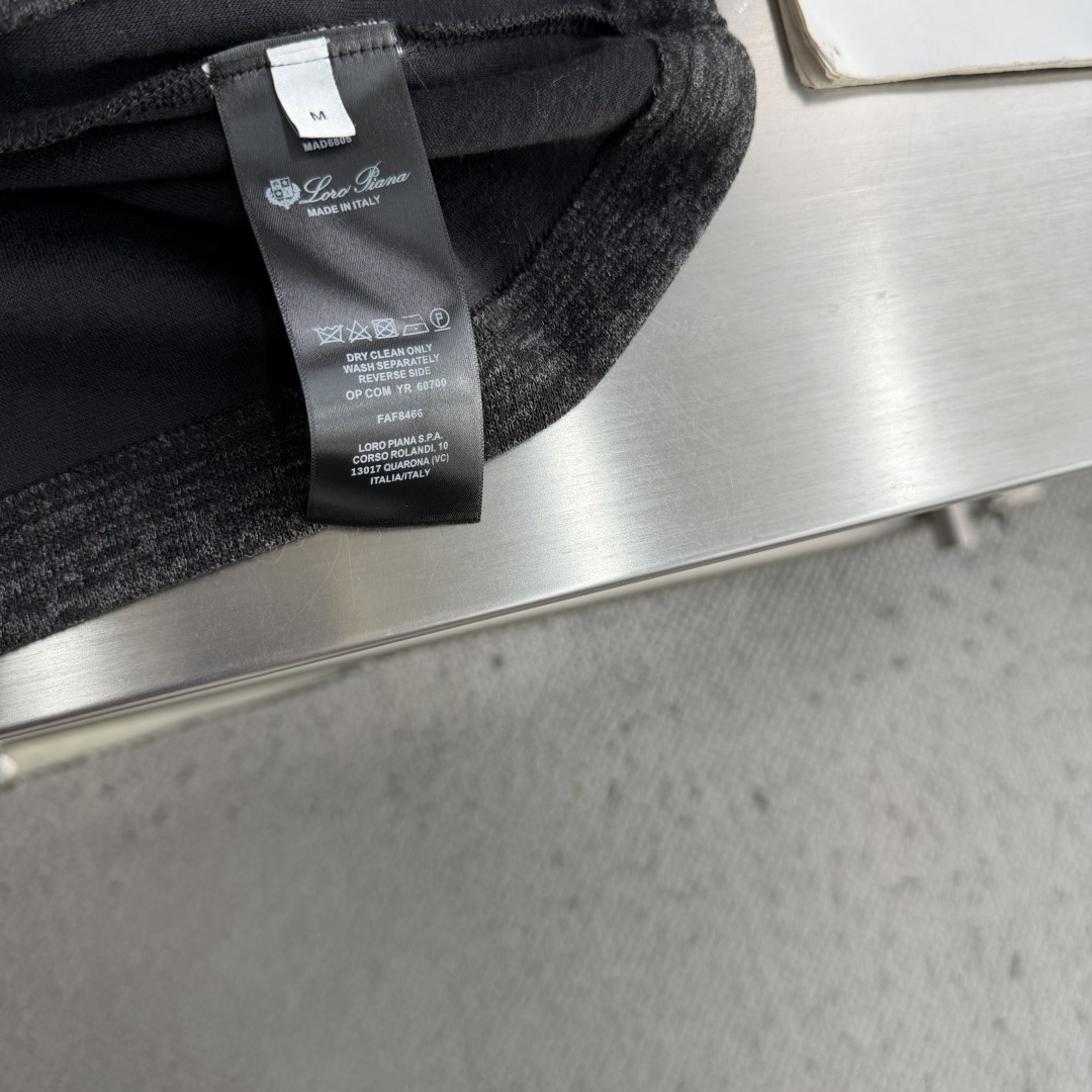 -Loro Piana   亨利领针织卫衣，高端粉丝必入的秋冬王牌单品。精准立体的版型裁剪，上身效果时髦出色，完美跨越年