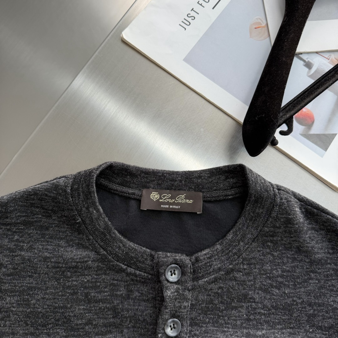-Loro Piana   亨利领针织卫衣，高端粉丝必入的秋冬王牌单品。精准立体的版型裁剪，上身效果时髦出色，完美跨越年