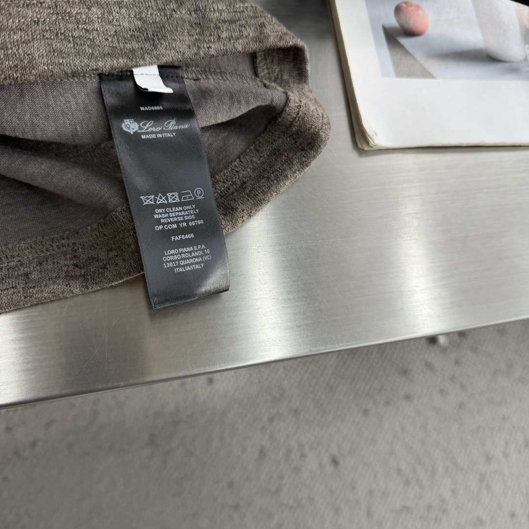 -Loro Piana   亨利领针织卫衣，高端粉丝必入的秋冬王牌单品。精准立体的版型裁剪，上身效果时髦出色，完美跨越年