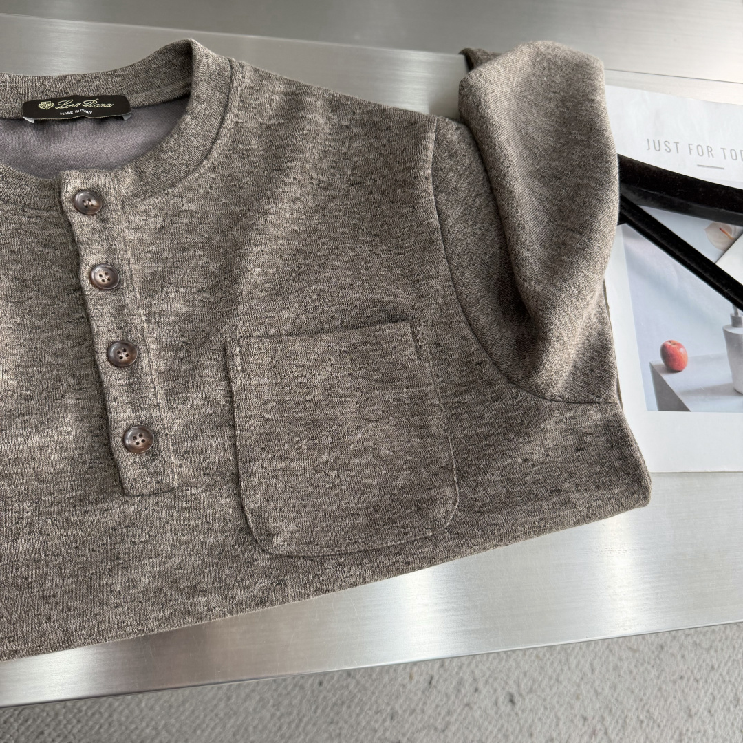 -Loro Piana   亨利领针织卫衣，高端粉丝必入的秋冬王牌单品。精准立体的版型裁剪，上身效果时髦出色，完美跨越年