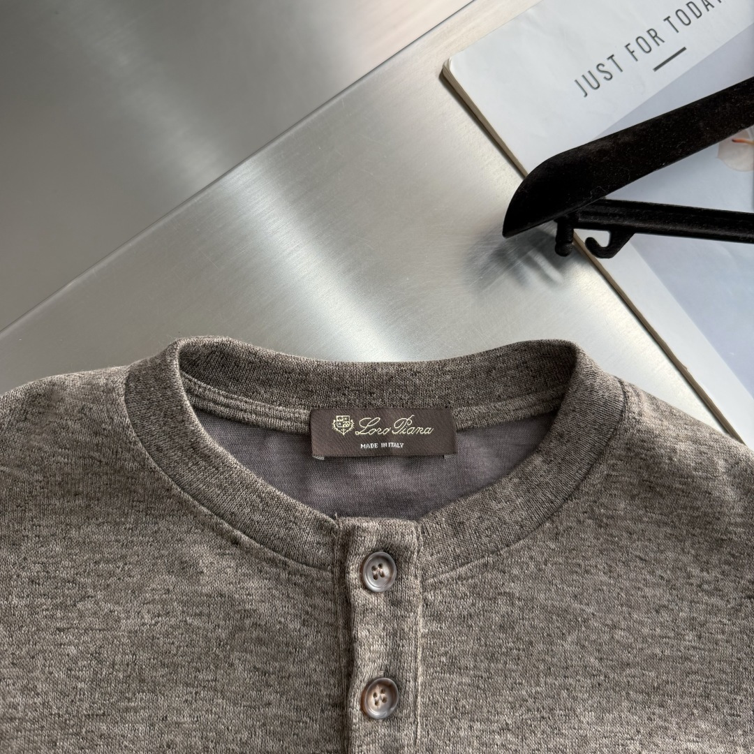 -Loro Piana   亨利领针织卫衣，高端粉丝必入的秋冬王牌单品。精准立体的版型裁剪，上身效果时髦出色，完美跨越年