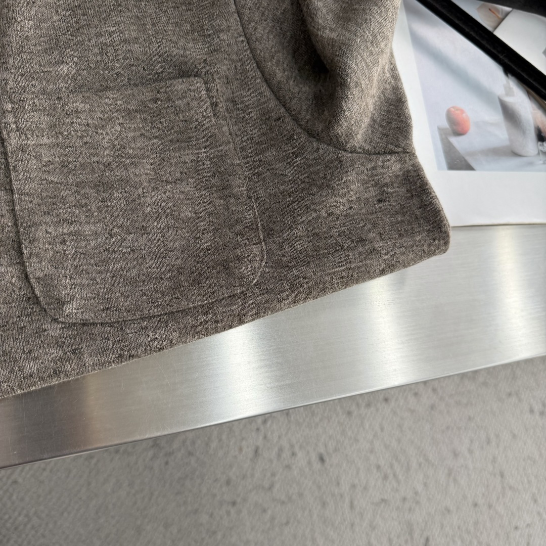 -Loro Piana   亨利领针织卫衣，高端粉丝必入的秋冬王牌单品。精准立体的版型裁剪，上身效果时髦出色，完美跨越年