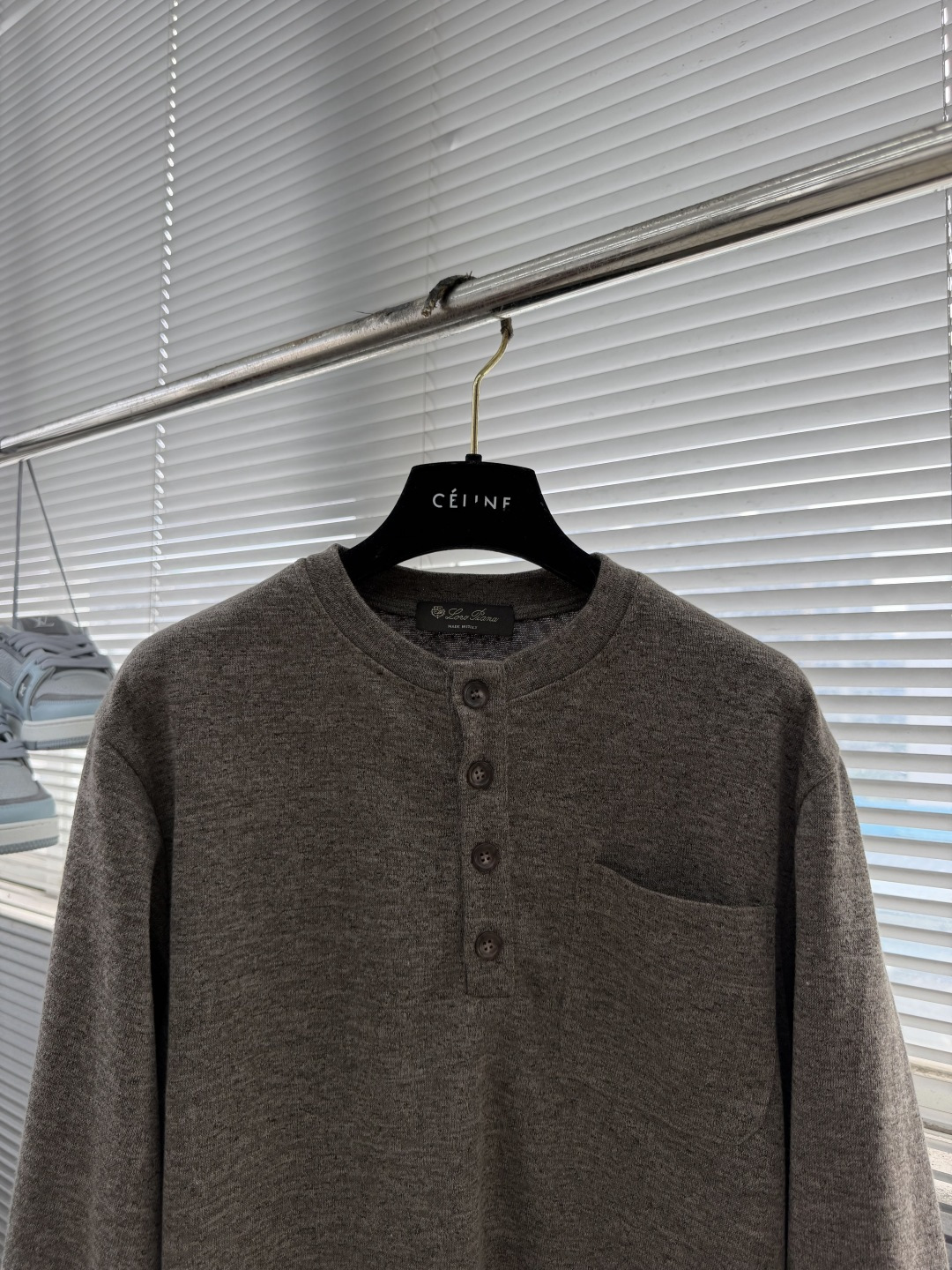 -Loro Piana   亨利领针织卫衣，高端粉丝必入的秋冬王牌单品。精准立体的版型裁剪，上身效果时髦出色，完美跨越年